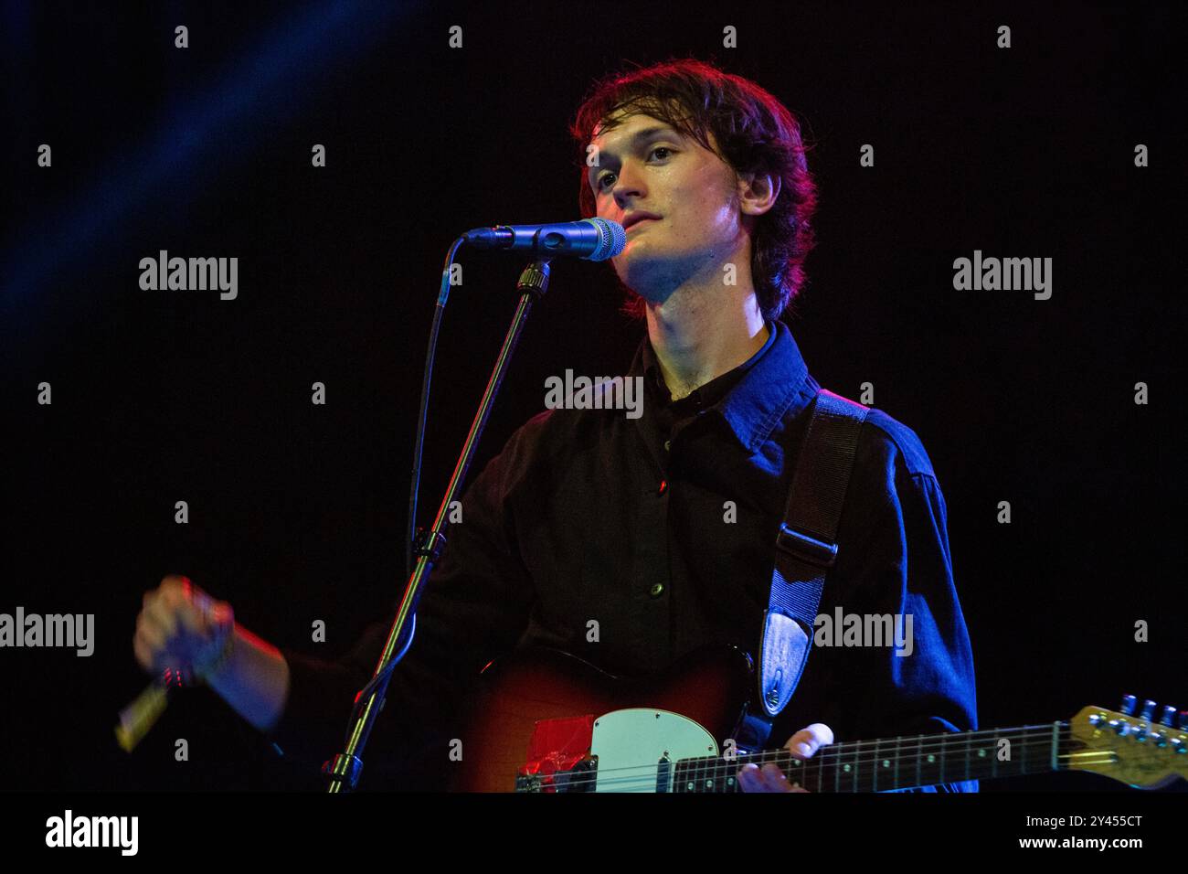 SHOULD, CONCERT, GREEN MAN FESTIVAL 2014 : Tim Darcy du groupe Should jouant en live sur The Far Out Stage au Green Man Festival 2014 à Glanusk Park, Brecon, pays de Galles, août 2014. Photo : Rob Watkins. INFO : Rought était un groupe post-punk canadien connu pour ses guitares angulaires, ses rythmes pointus et ses paroles politiquement chargées. Mêlant énergie punk et expérimentation art-rock, leur musique explorait les thèmes de l'aliénation, de l'identité et des troubles sociaux, créant ainsi un environnement brut, dynamique, et un son stimulant. Banque D'Images