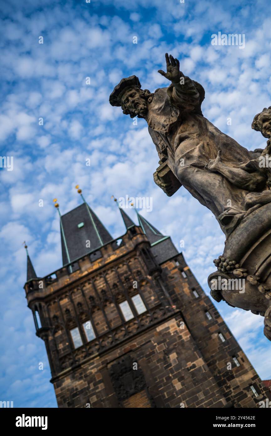 Statue de Saint Ivo de Kermartin et vieille tour au pont Charles à Prague Banque D'Images