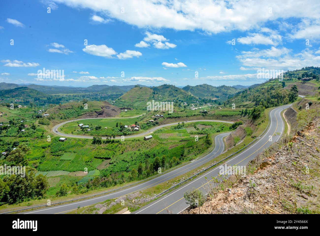 La route sinueuse de Kabale à Kisoro à travers de superbes vues de terrasses montagne en Ouganda Banque D'Images