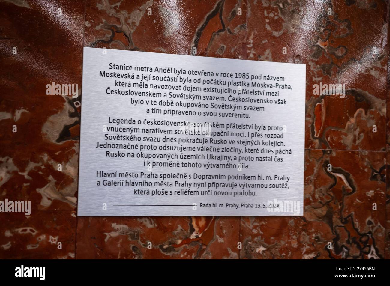 Sculpture Moskva-Praha de l'ère soviétique dans la station de métro Andel de Prague Banque D'Images