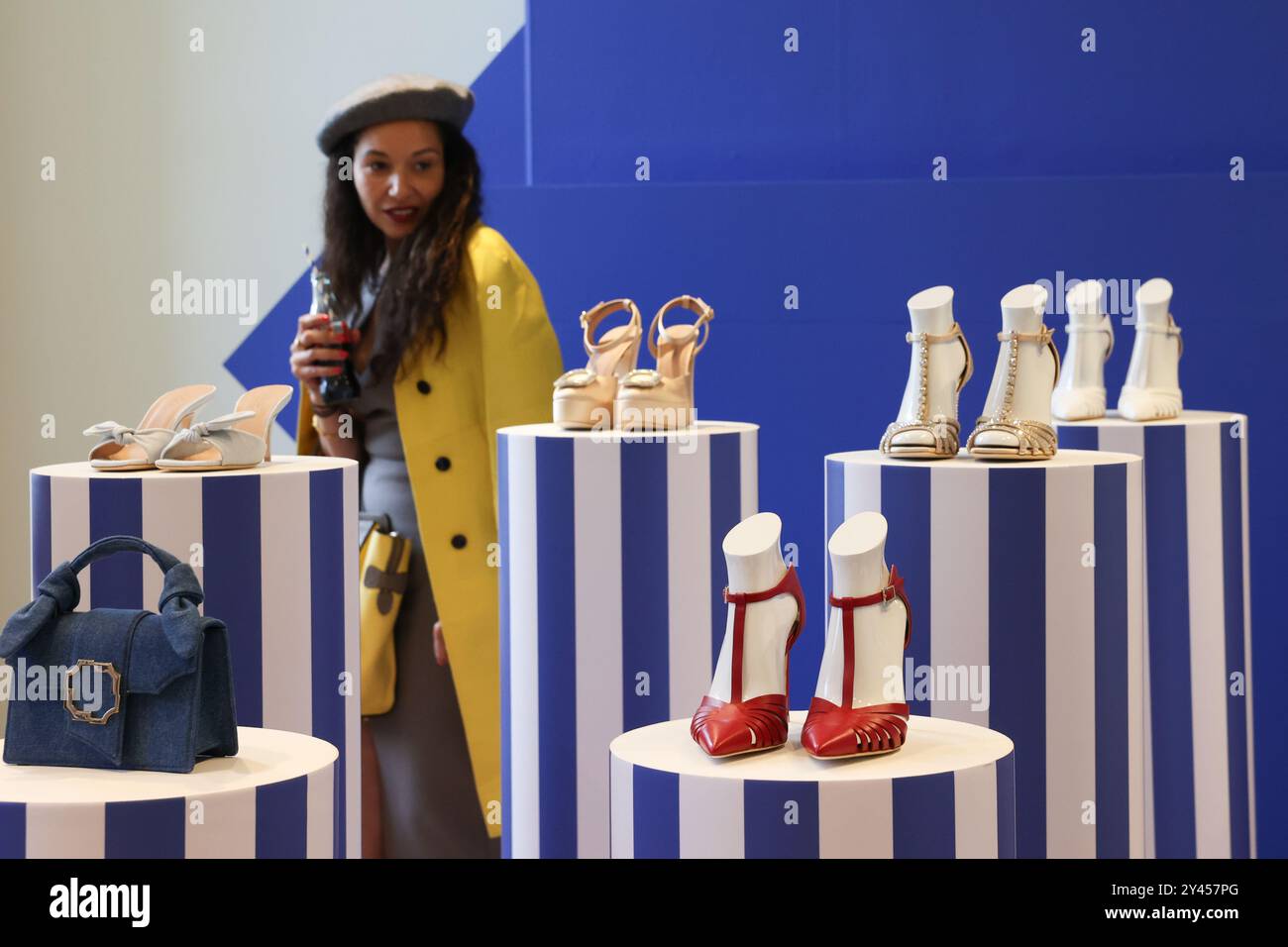 Londres, Royaume-Uni. Lundi 16 septembre 2024. Chaussures exposées lors de la présentation de Malone Souliers SS25 « The PIN-ups » qui s’est tenue à Somerset House dans le cadre de la Fashion week de Londres. Crédit : Katie Collins/EMPICS/Alamy Live News Banque D'Images