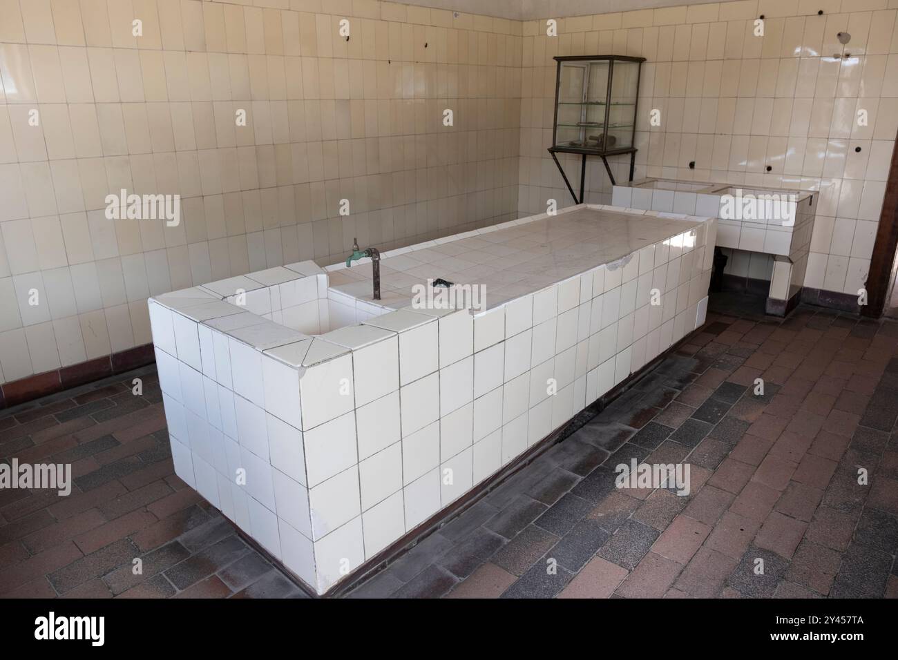 Salle de dissection dans le camp de concentration de Buchenwald. Ici, les dents dorées des morts ont été extraites et les organes ont été enlevés comme spécimens anatomiques Banque D'Images