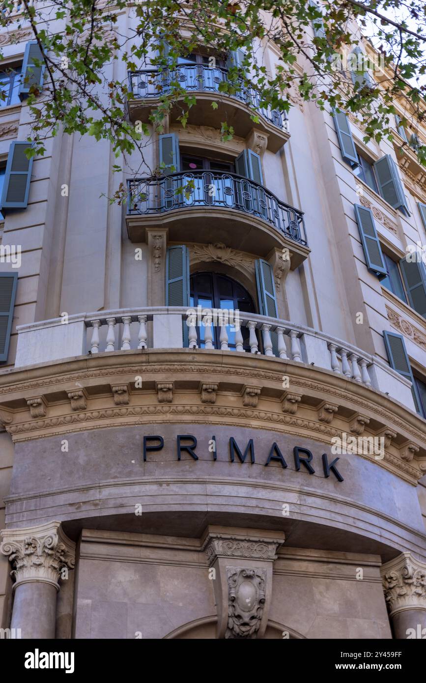 Barcelone, Espagne - 15 septembre 2024 : une scène animée sur la Rambla présente le magasin Primark moderne, avec son design élégant et sa signalisation claire, dessins s. Banque D'Images