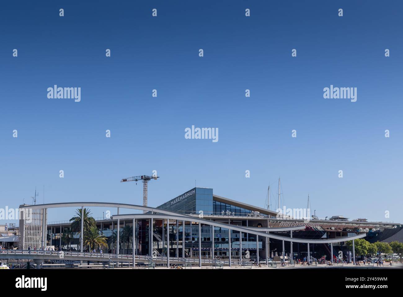 Barcelone, Espagne - 15 septembre 2024 : vue panoramique du centre commercial Maremagnum vu de la mer, mettant en valeur sa structure contemporaine et son excellente qualité Banque D'Images