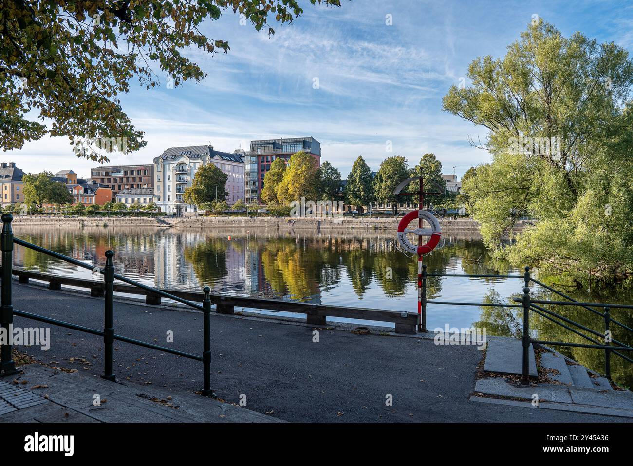 Vue de la rue Hamngatan à travers le ruisseau Motala vers Norrköping Waterfront Saltängen lors d'une soirée de septembre à Norrköping, Suède 2024 Banque D'Images