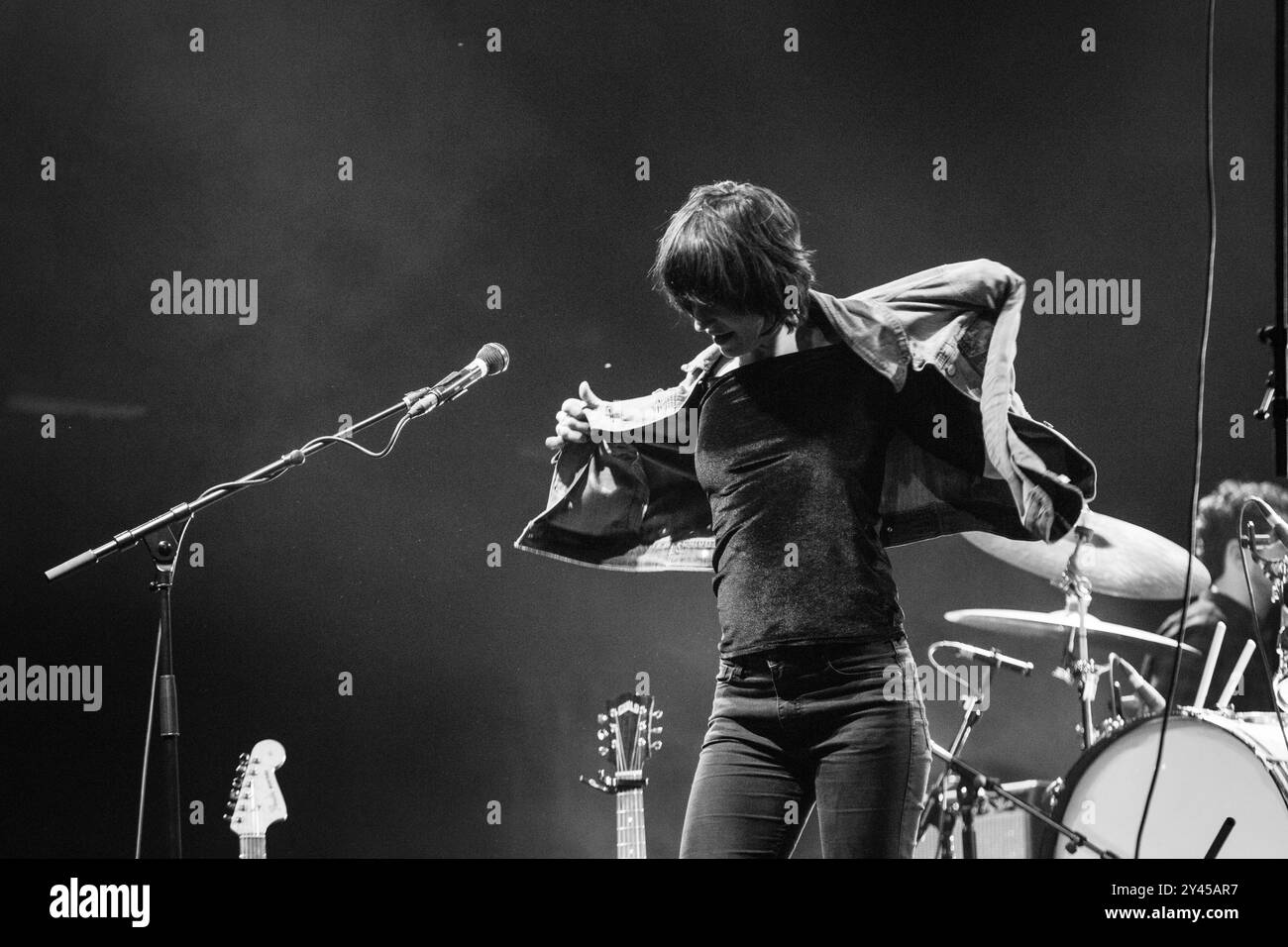 SHARON VAN ETTEN, JEUNE, GREEN MAN FESTIVAL 2014 : une jeune Sharon Van Etten jouant une première tournée live sur la scène de montagne au Green Man Festival 2014 à Glanusk Park, Brecon, pays de Galles, août 2014. Photo : Rob Watkins. INFO : Sharon Van Etten est une chanteuse-compositrice américaine connue pour sa voix émotive et ses paroles profondément personnelles. Mêlant indie rock, folk et influences électroniques, sa musique explore les thèmes de l'amour, du chagrin d'amour et de la guérison, créant un brut, introspectif, et une expérience émotionnelle puissante. Banque D'Images