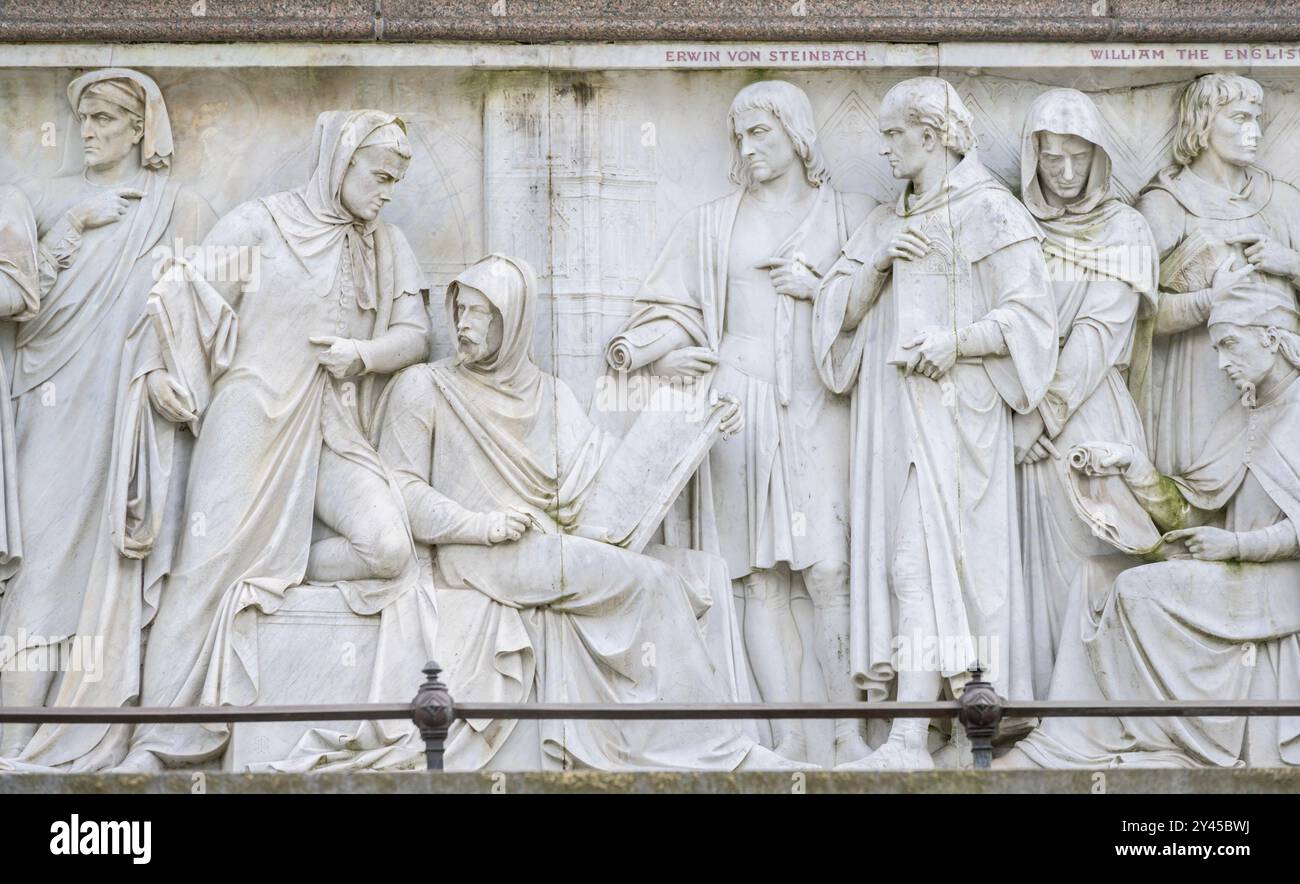 Londres, Angleterre, Royaume-Uni. Albert Memorial in Kensington Gardens (1872) Frise de Parnassus (côté nord) Brunelleschi, Giotto, Arnolfo di Lapo, Erwin von St. Banque D'Images