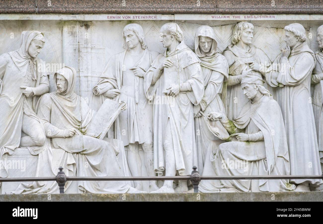 Londres, Angleterre, Royaume-Uni. Albert Memorial in Kensington Gardens (1872) Frise de Parnassus (côté nord) Giotto, Arnolfo di Lapo, Erwin von Steinbach, Jehan Banque D'Images