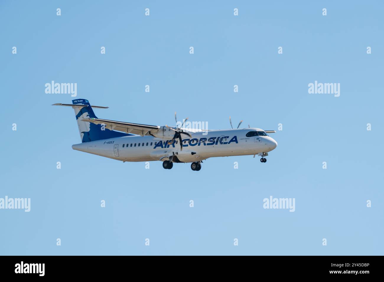 Marignane, France. 5 sept 2024. Vue latérale d'un avion d'Air Corsica atterrissant à l'aéroport Marseille Provence, ATR 72-600, vol Calvi Marseille Banque D'Images