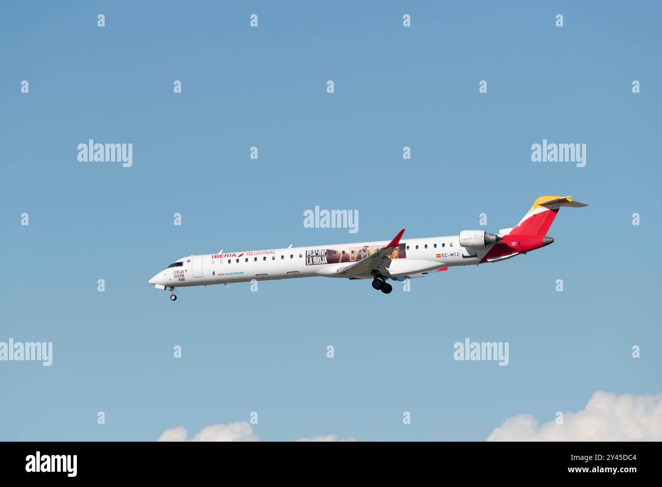 Marignane, France. 5 sept 2024. Vue latérale de l'avion RÉGIONAL IBERIA exploité par AIR NOSTRUM atterrissant à l'aéroport Marseille Provence, Mitsubishi CRJ-1000 Banque D'Images