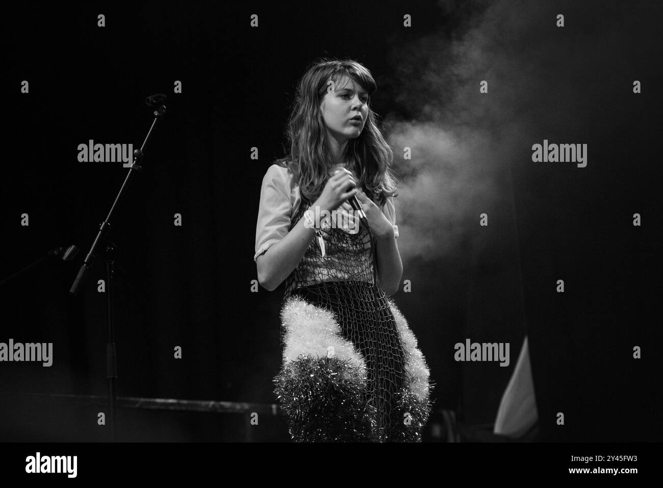 SAMARIS, CONCERT, GREEN MAN FESTIVAL 2014 : Jófríður Ákadóttir du groupe islandais Samaris jouant en direct sur la scène Far Out au Green Man Festival 2014 à Glanusk Park, Brecon, pays de Galles, août 2014. Photo : Rob Watkins. INFO : Samaris est un groupe islandais connu pour son mélange unique de musique électronique et d'influences folkloriques traditionnelles. Avec des voix envoûtantes, des synthés atmosphériques et des rythmes minimalistes, leur son crée une atmosphère mystique et surnaturelle qui explore les thèmes de la mythologie, de la nature et de l'introspection. Banque D'Images