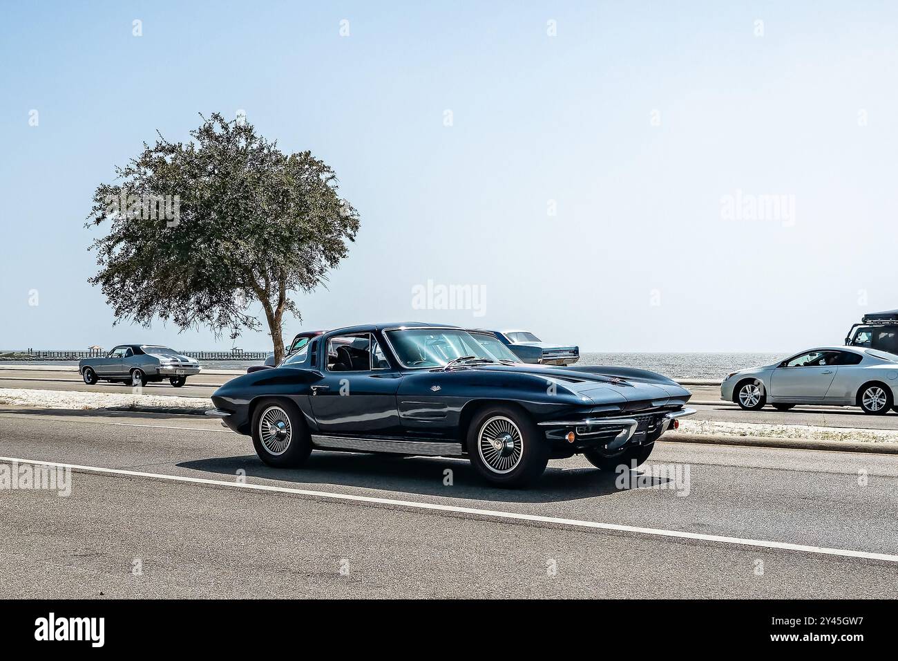 Gulfport, Mississippi - le 4 octobre 2023 : vue d'angle avant grand angle d'une Corvette Stingray coupé 1963 de Chevrolet lors d'un salon automobile local. Banque D'Images