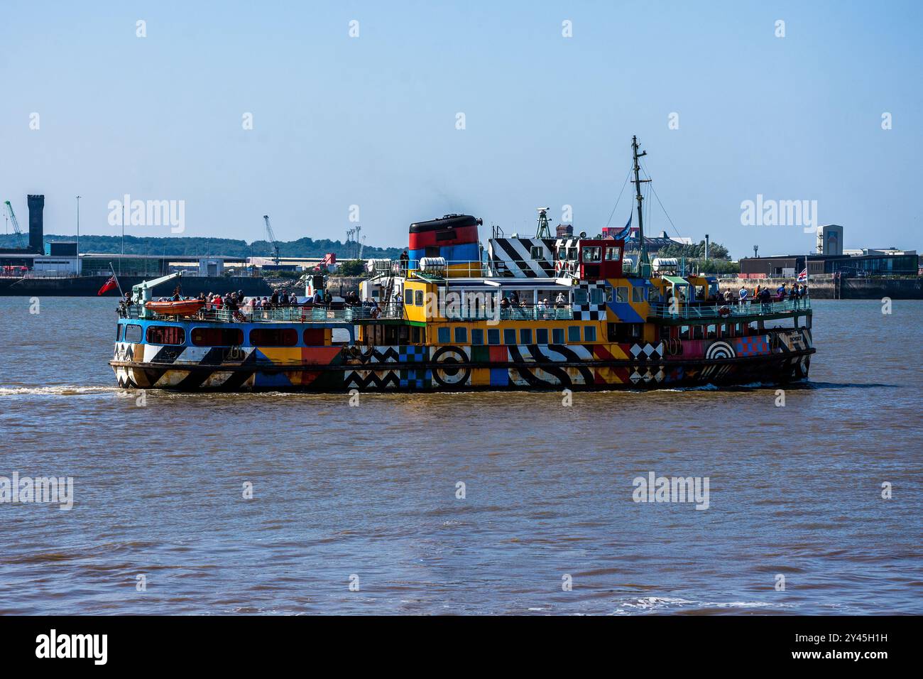 Le ferry « Dazzle » de Liverpool part de Pier Head pour traverser la rivière Mersey. Banque D'Images