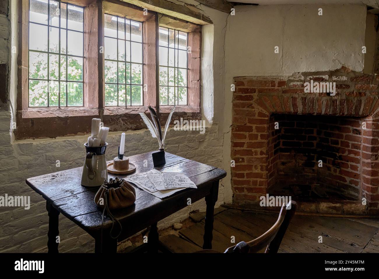Table d'écriture Tudor exposée au Harvington Hall Banque D'Images