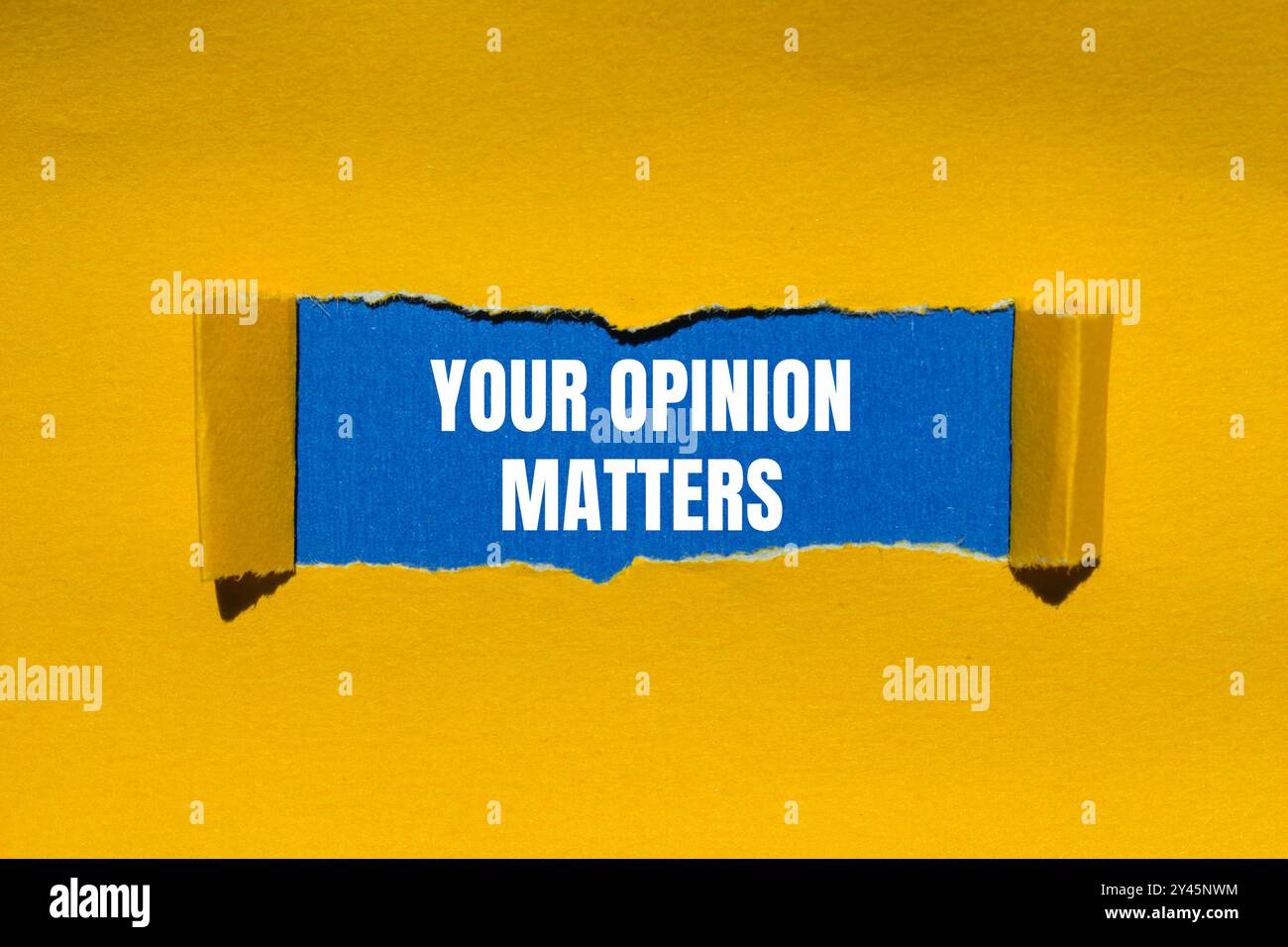 Votre opinion compte message écrit sur papier jaune déchiré déchiré avec fond bleu. Conceptuel votre opinion compte. Copier l'espace. Banque D'Images