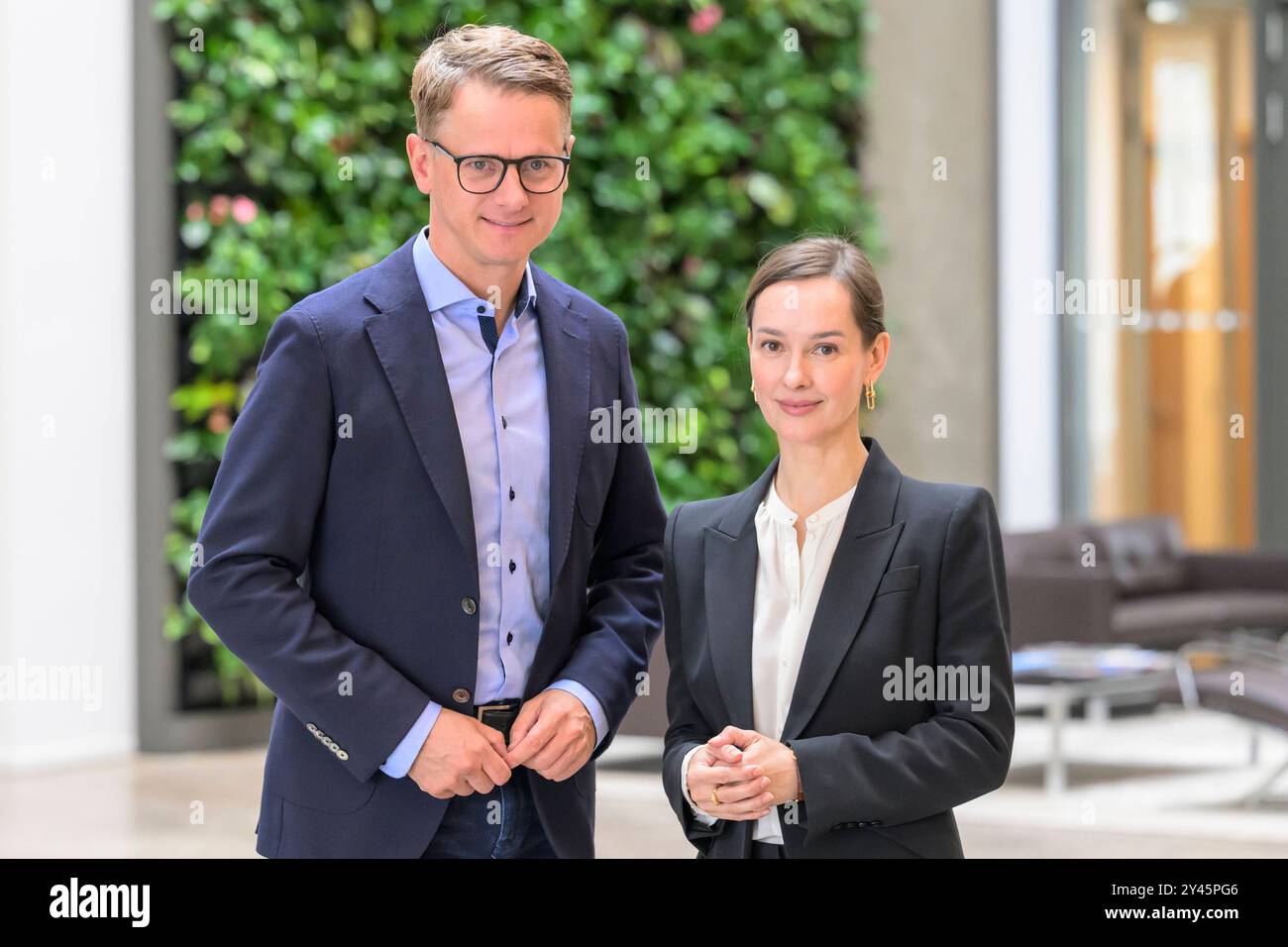 GER, Brandenburg, Oranienburg, Unternehmensbesuch in Oranienburg BEI ORAFOL Europe, Firmenrundgang mit Carsten Linnemann Generalsekretaer der CDU, sowie Dr Jan Redmann MDL und Nicole Walter-Mundt, MDL, v.l. im Bild : Carsten Linnemann Generalsekretaer der CDU, Catherine Loclair, 16.09.2024, *** GER, Oranienburg, visite d'entreprise à Oranienburg à ORAFOL Europe, visite d'entreprise avec Carsten Linnemann Secrétaire général de la CDU, ainsi que Dr Jan Redmann MDL et Nicole Walter Mundt, MDL, de gauche à droite Carsten Linnemann Secrétaire général de la CDU, Catherine Loclair, 16 09 20 Banque D'Images