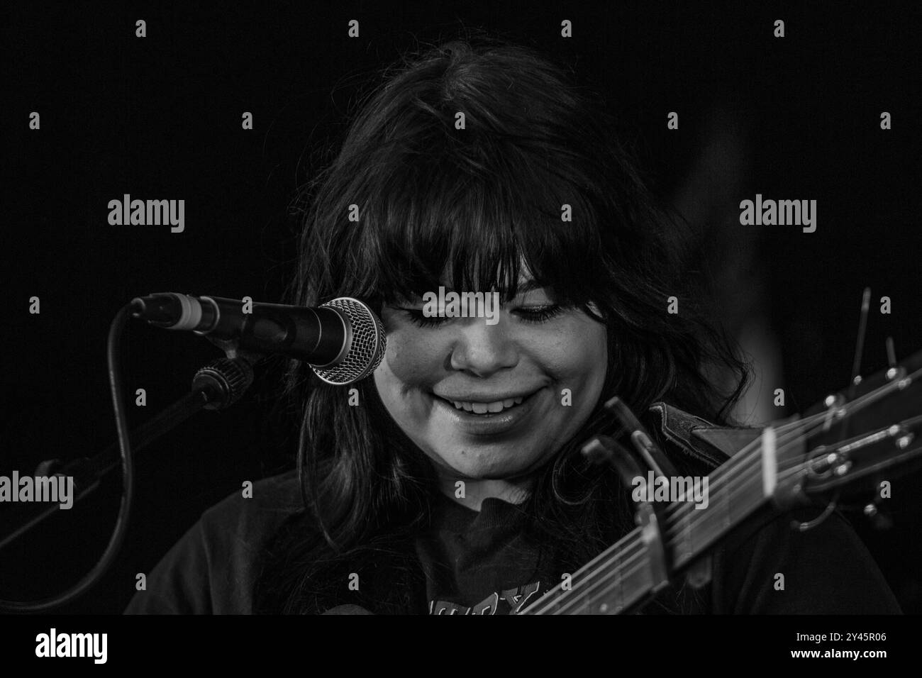 SAMANTHA CRAIN, CONCERT, GREEN MAN FESTIVAL 2014 : Samantha Crain, musicienne lauréate de la NAMMY, jouant en direct sur la Walled Garden Stage au Green Man Festival 2014 à Glanusk Park, Brecon, pays de Galles, août 2014. Photo : Rob Watkins. INFO : Samantha Crain est une auteure-compositrice-interprète américaine connue pour son riche son d'influence folk et ses paroles introspectives. Mêlant des éléments de country, rock et indie folk, sa musique explore les thèmes de l'identité, de la croissance personnelle et de la narration, créant des chansons profondément émotionnelles et évocatrices. Banque D'Images