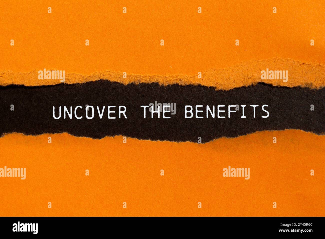 Découvrez le message relatif aux avantages écrit sur un papier orange déchiré sur fond noir. Conceptuel Découvrez le symbole des avantages. Copier l'espace. Banque D'Images