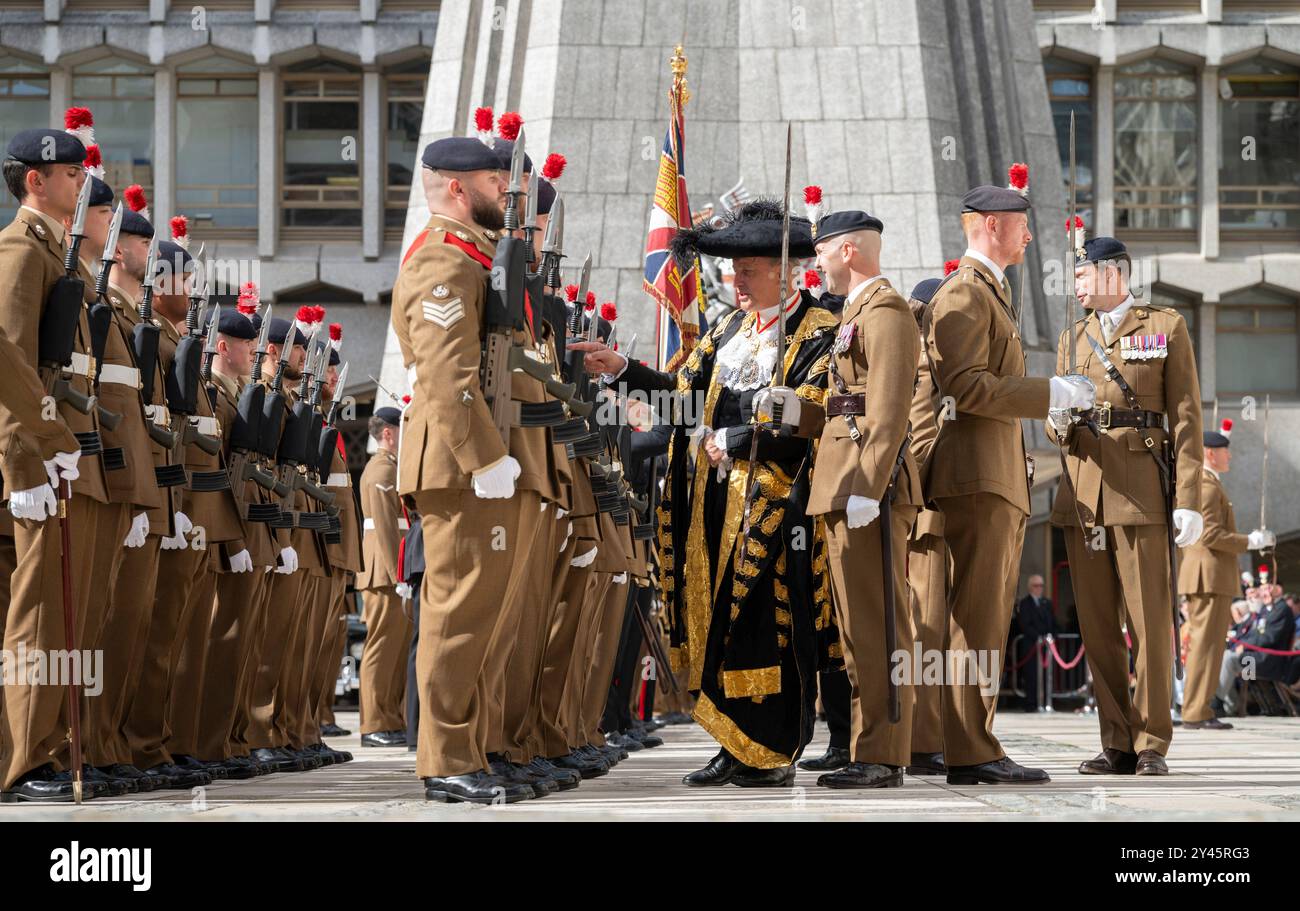 Ville de Londres, Royaume-Uni. 16 septembre 2024. Le Royal Regiment of Fusiliers quitte la Tour de Londres et marche à travers la ville de Londres pour leur 350e année, exerçant leur liberté de la ville et pour marquer le centenaire du privilège accordé au régiment. Image : le régiment est examiné par le maire de la ville de Londres et le commandant des First Fusiliers à Guildhall. Crédit : Malcolm Park/Alamy Live News. Banque D'Images