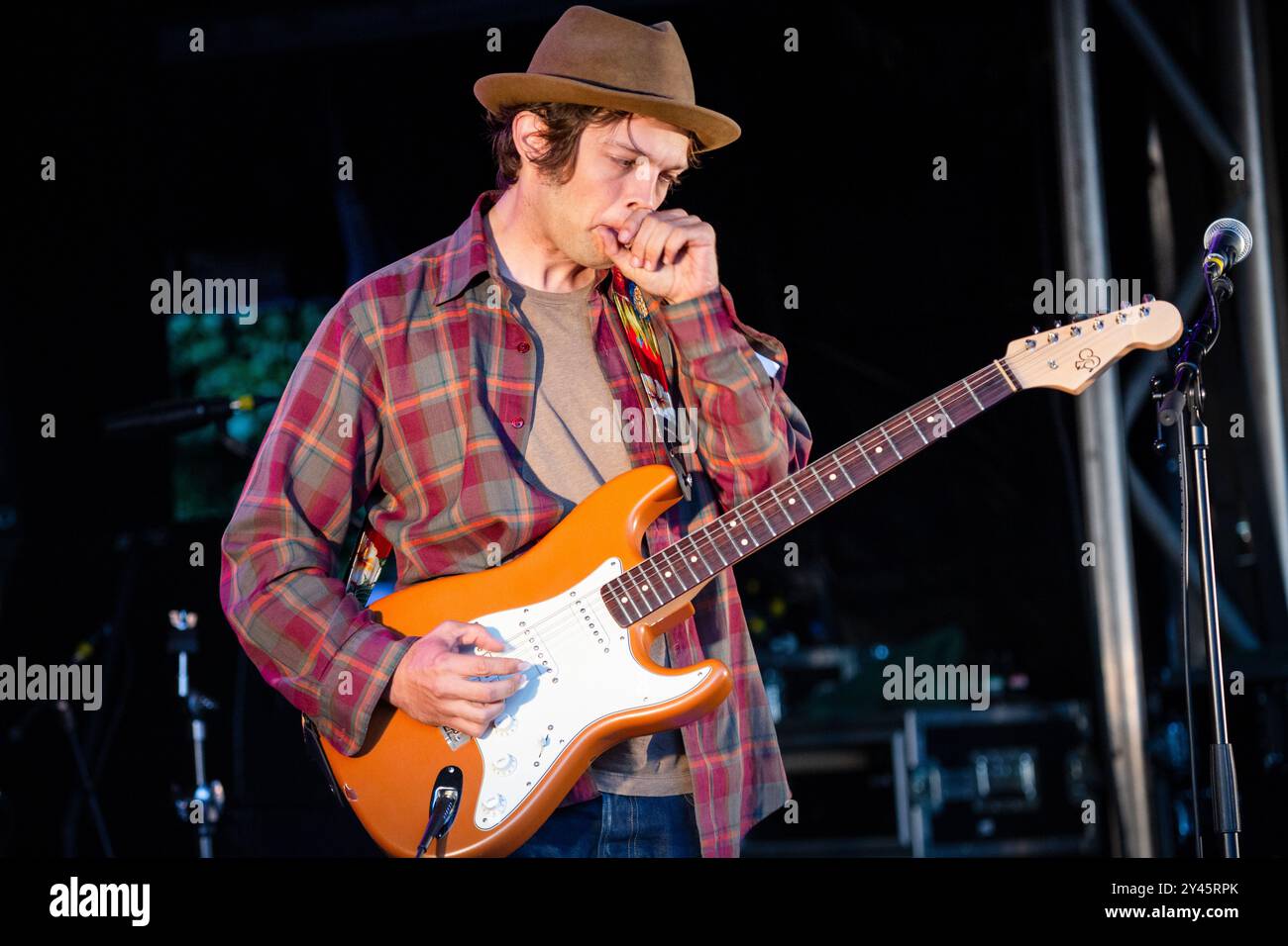 WILLIAM TYLER, GUITARISTE, GREEN MAN FESTIVAL 2014 : William Tyler joue une guitare électrique orange en live sur la Walled Garden Stage au Green Man Festival 2014 à Glanusk Park, Brecon, pays de Galles, août 2014. Photo : Rob Watkins. INFO : William Tyler est un guitariste et compositeur américain connu pour son travail instrumental de guitare fingerstyle qui mêle folk, country et influences ambiantes. Ses compositions complexes évoquent souvent un sens du lieu et de la nostalgie, créant des paysages sonores expansifs et méditatifs enracinés dans la musique américaine. Banque D'Images