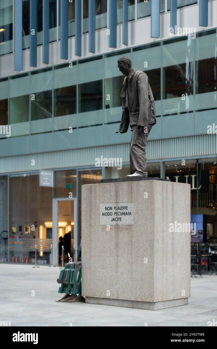 Monument à l'artiste inconnu (2007, Greyworld) à Bankside, Southwark, derrière la Tate Modern Gallery (non sur la photo). La sculpture est cinétique, donc t Banque D'Images
