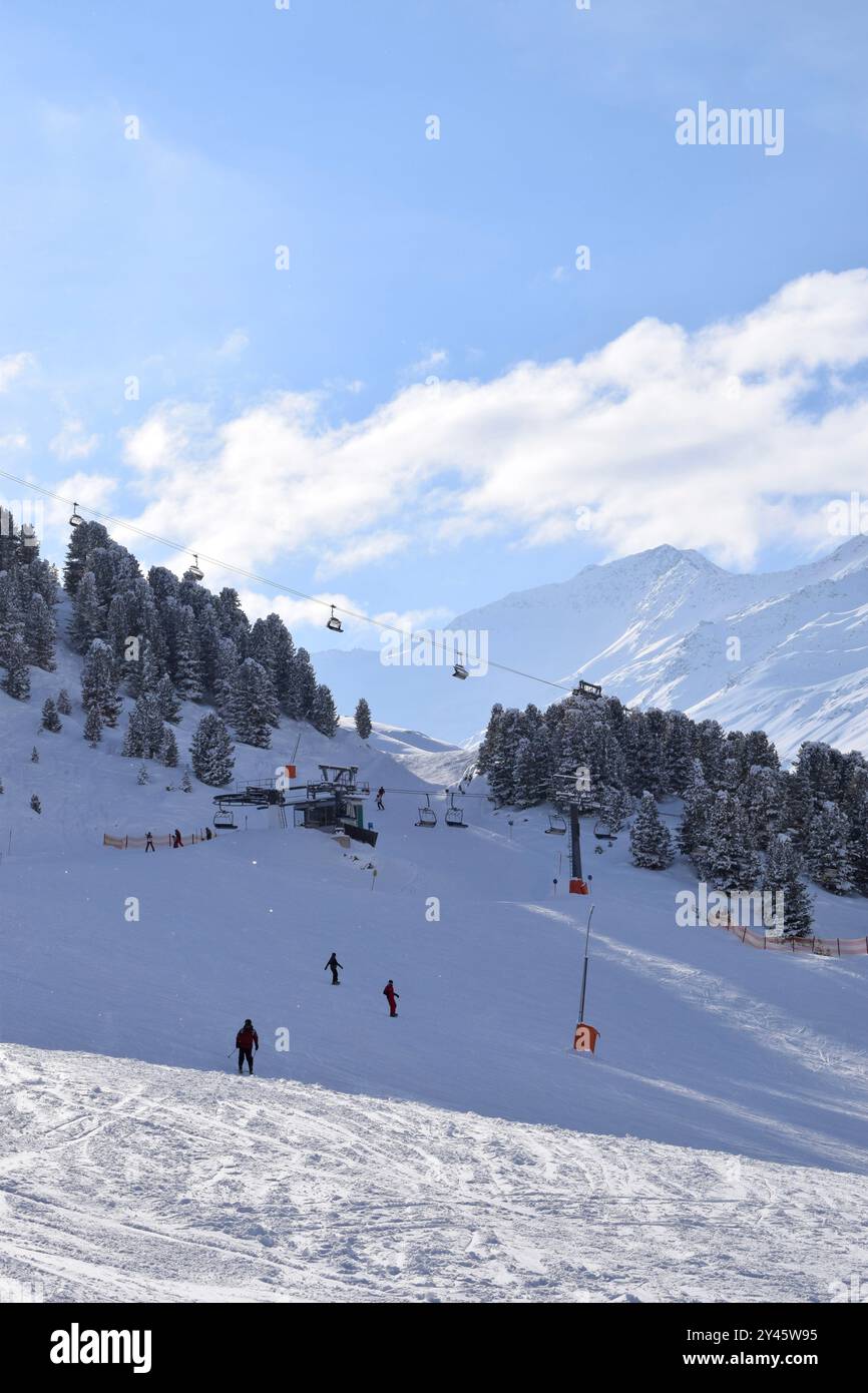Belle journée ensoleillée sur les pistes de ski d'Obergurgl, une station de ski dans les Alpes de Ötztal au Tyrol, en Autriche Banque D'Images