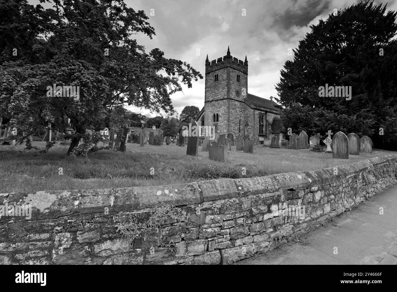 L'église de la Sainte Trinité, Ashford dans le village de l'eau, Peak, District, National, Parc, Derbyshire, Angleterre, Royaume-Uni Banque D'Images L'église de la Sainte Trinité, Ashford dans le village de l'eau, Peak, District, National, Parc, Derbyshire, Angleterre, Royaume-Uni Banque D'Images