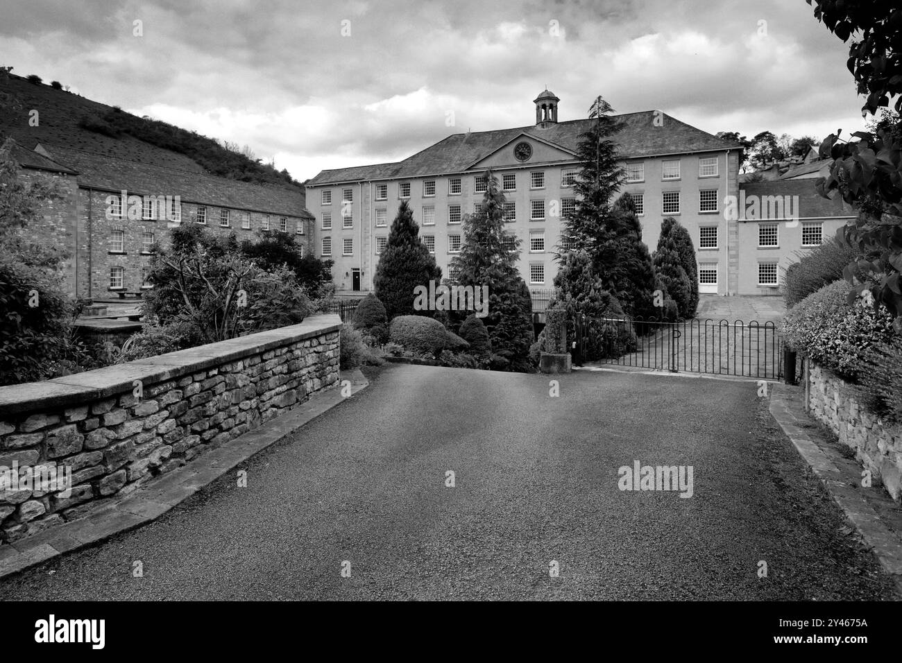 Vue estivale sur Cressbrook Mill, Peak District National Park, Derbyshire Dales, Angleterre, Royaume-Uni un ancien moulin en activité, maintenant hébergement privé. Banque D'Images