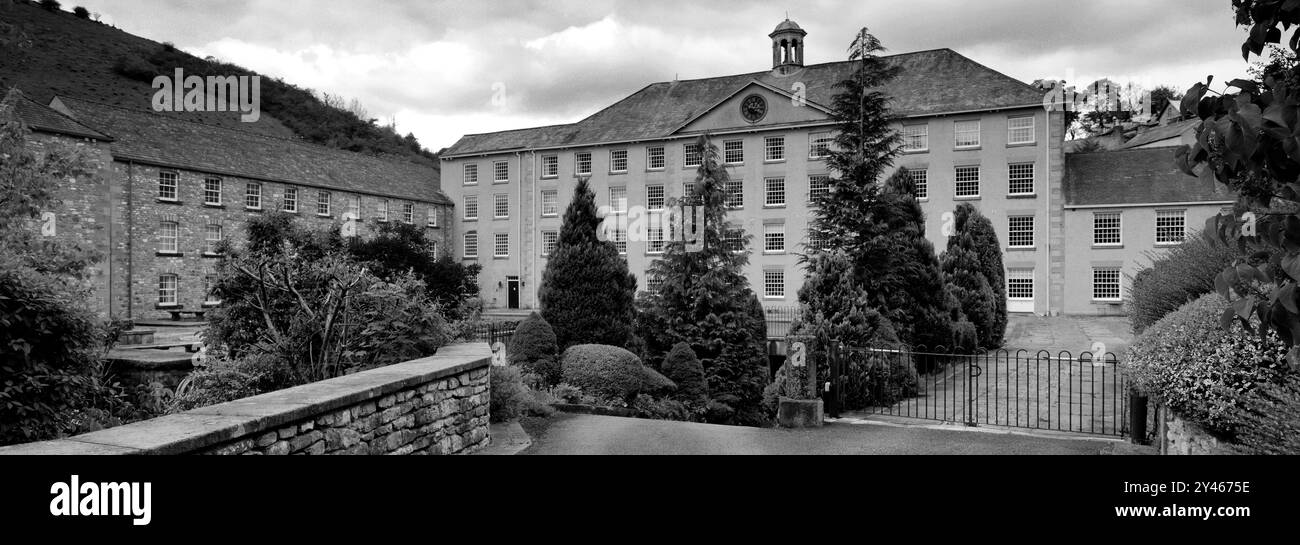 Vue estivale sur Cressbrook Mill, Peak District National Park, Derbyshire Dales, Angleterre, Royaume-Uni un ancien moulin en activité, maintenant hébergement privé. Banque D'Images