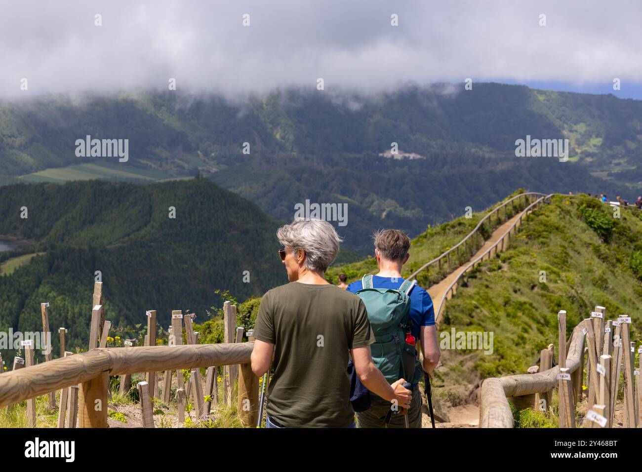 Sete Cidades, Açores - 05.2014 : touristes dans le point de vue de 'Grota do Inferno' à Sete Cidades, île de Sao Miguel, Açores, Portugal Banque D'Images