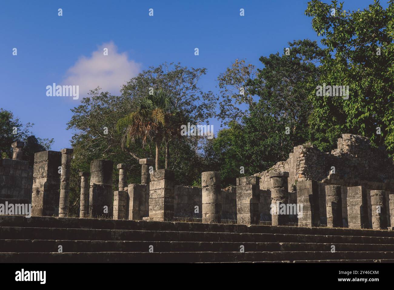 Vestiges d'une ancienne ruine de la grande ville précolombienne Chichen Itza, construite par le peuple maya, au Mexique Banque D'Images