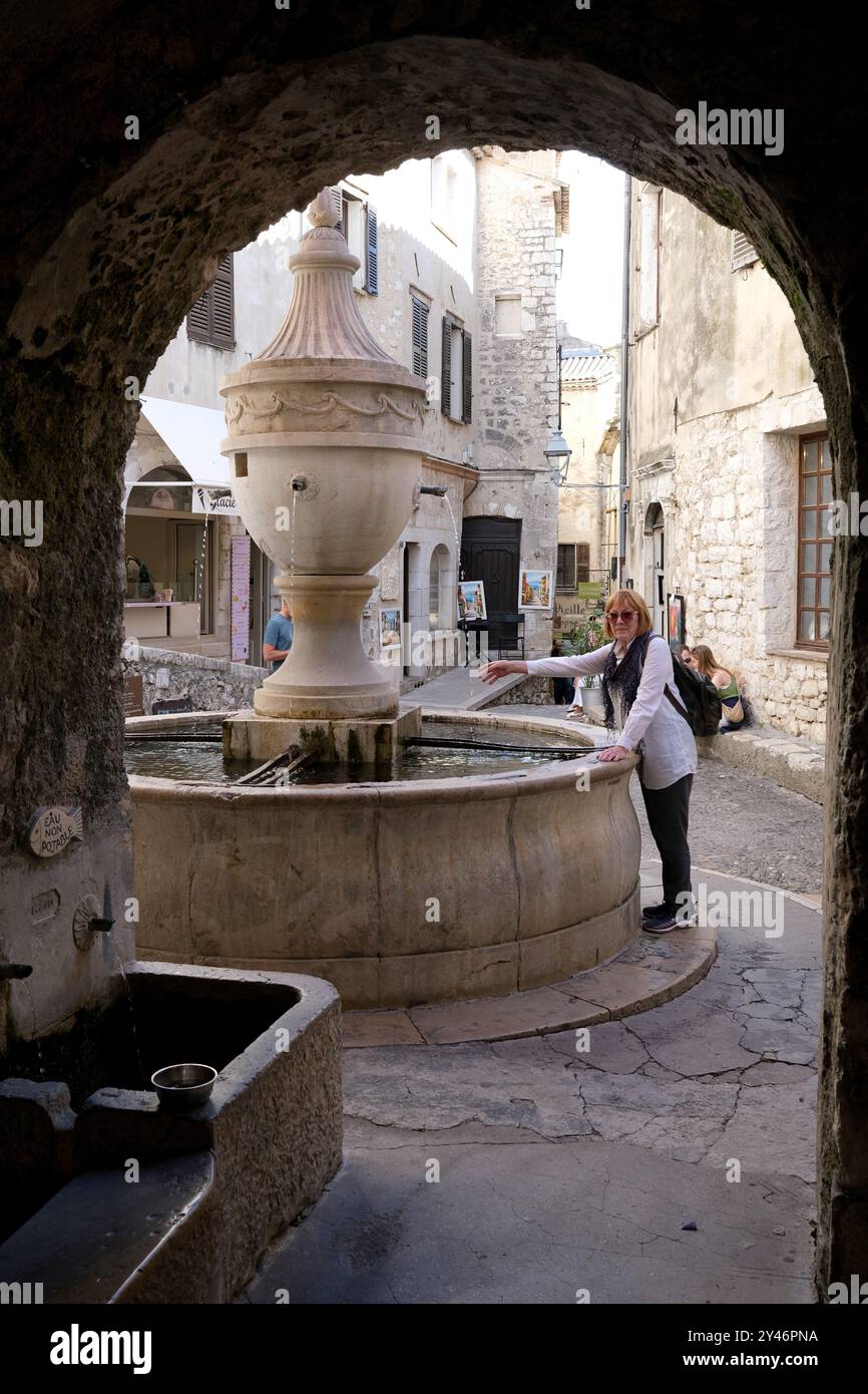 L'ancienne fontaine à boire à St Paul de Vence en France 2024 Banque D'Images