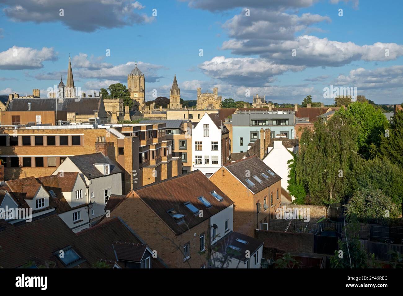 Vue surélevée sur les gratte-ciel de la ville regardant vers l'est vers Tom Tower au-dessus des maisons sur les toits du centre commercial Westgate à Oxford City Centre England UK 2024 Banque D'Images