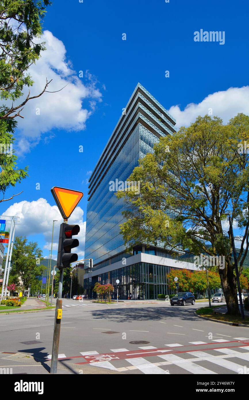 Le centre EDA à usage mixte de 11 étages sur Erjavceva Ulica dans le centre-ville de Nova Gorica, Slovénie. Achevé 2006, repère en acier et en verre Banque D'Images