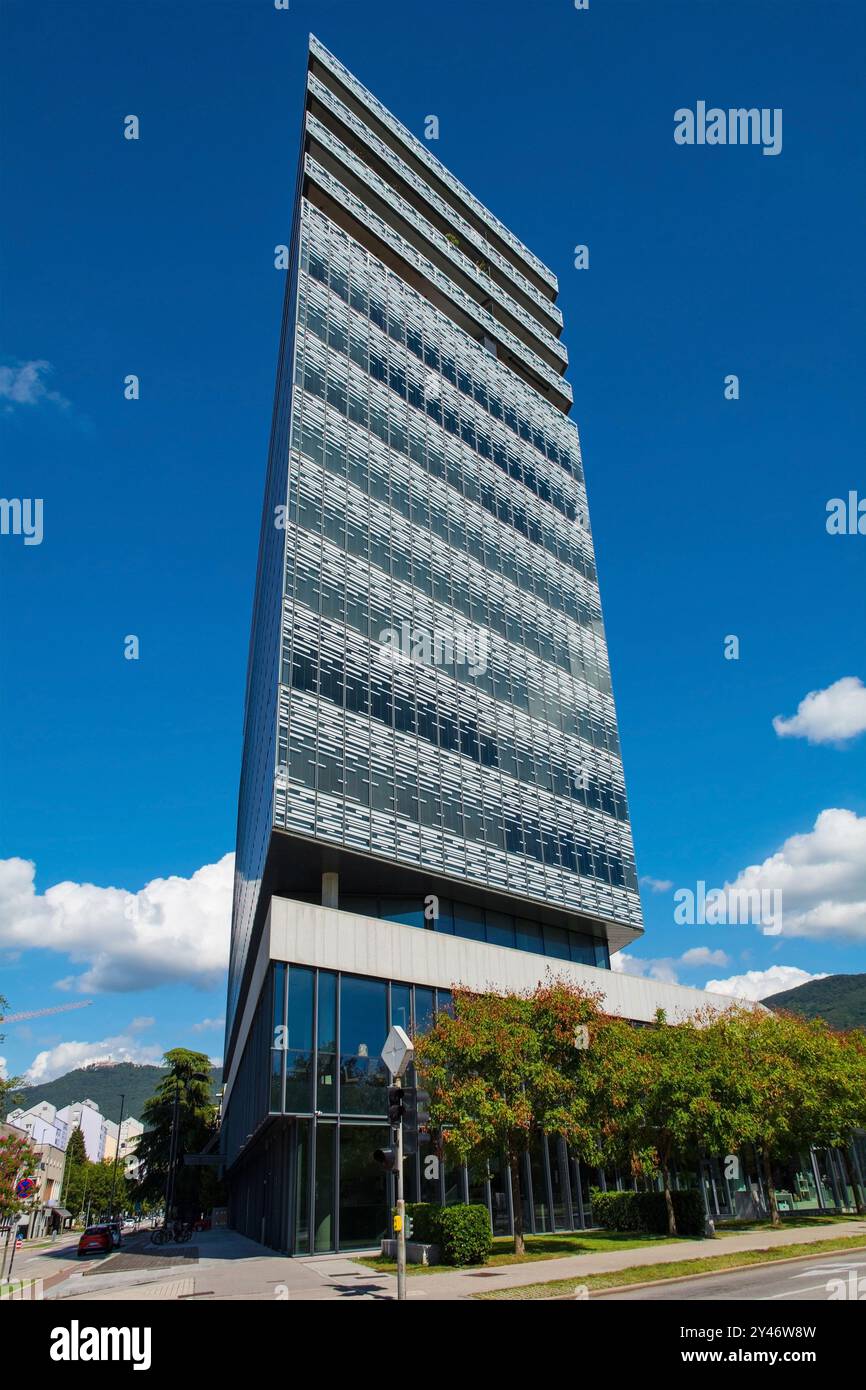 Le centre EDA à usage mixte de 11 étages sur Erjavceva Ulica dans le centre-ville de Nova Gorica, Slovénie. Achevé 2006, repère en acier et en verre Banque D'Images