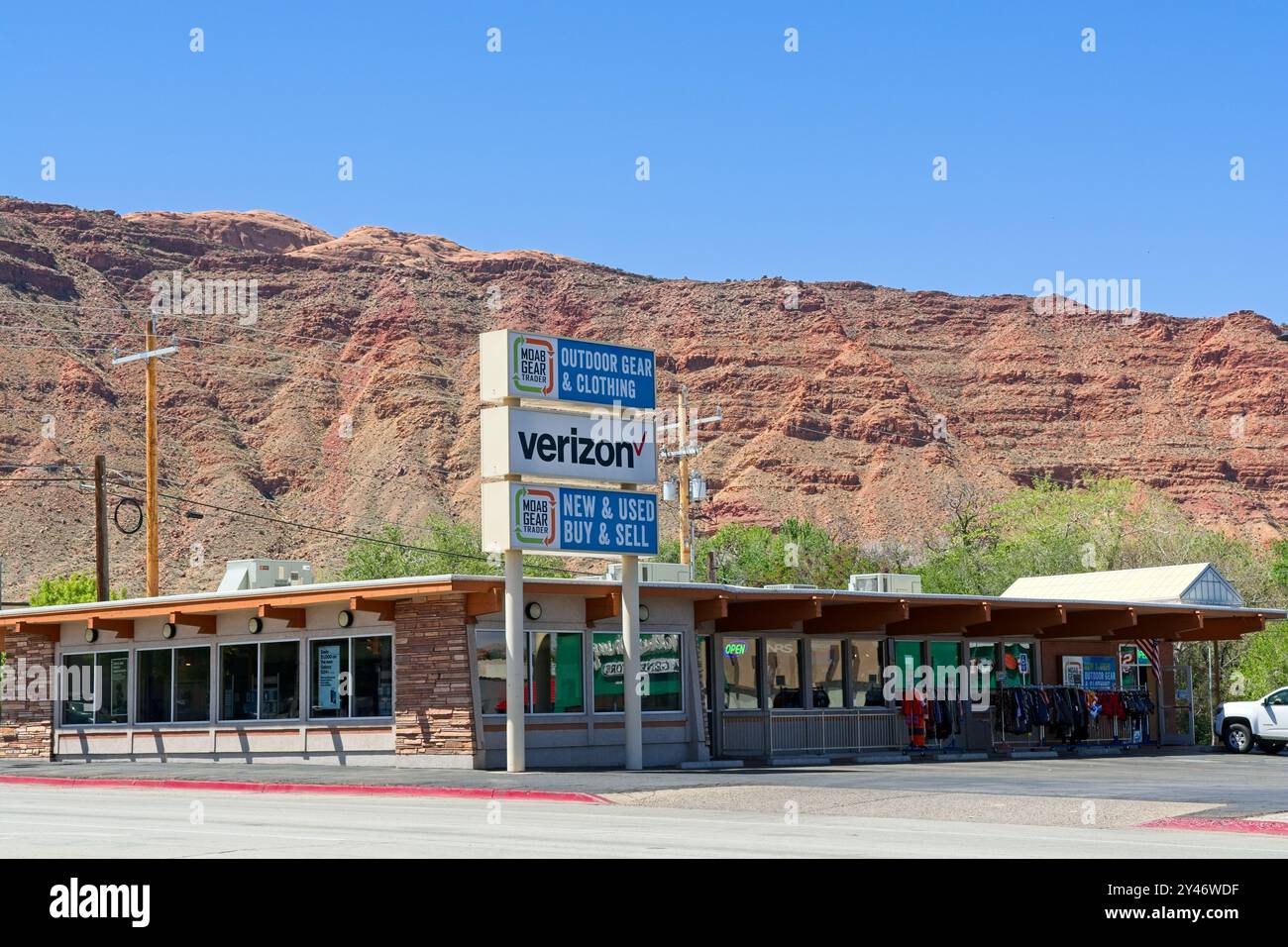 Magasin de pourvoirie de Moab sous les falaises de bord de Moab dans le centre-ville de Moab, Utah — avril 2024 Banque D'Images
