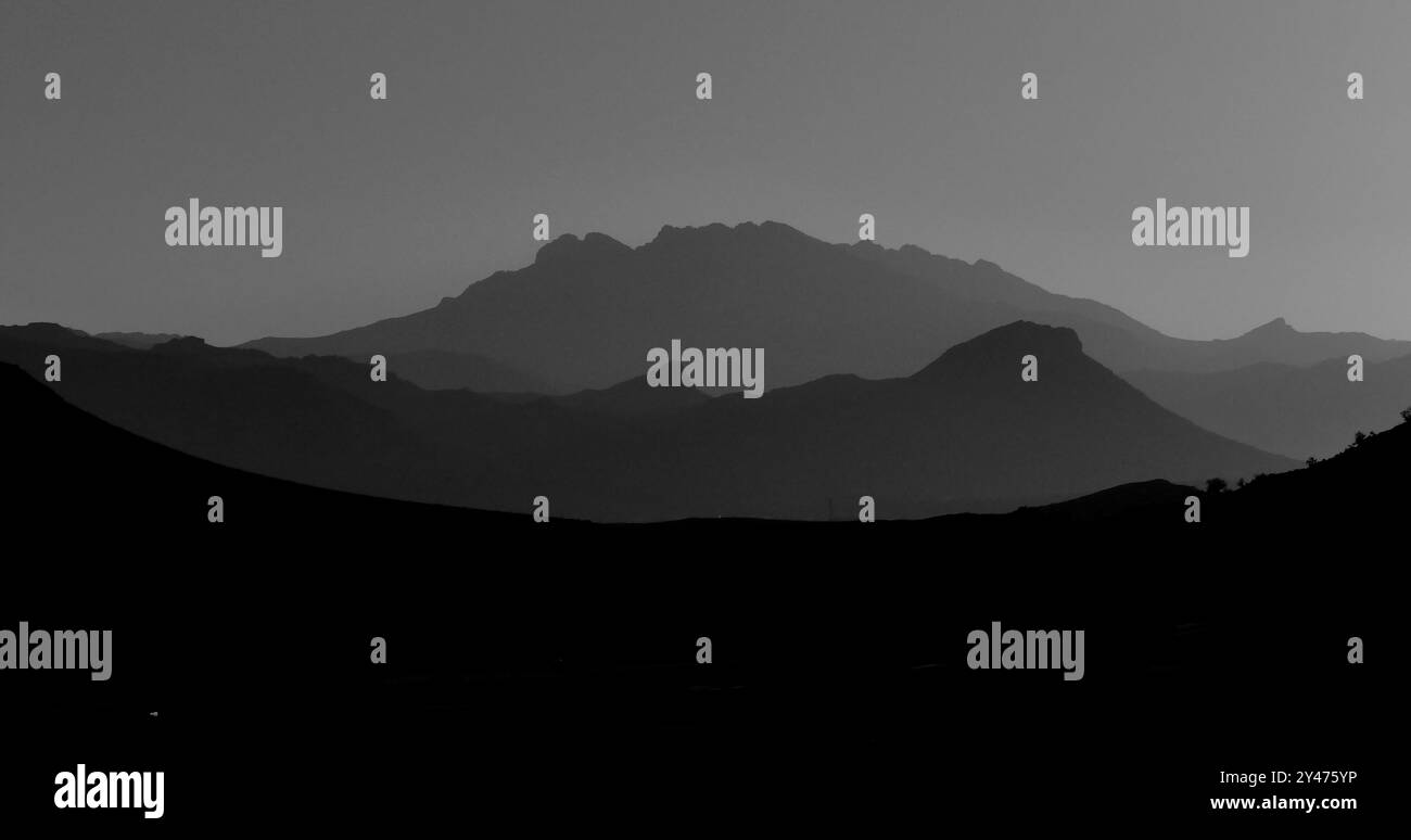 Tafraoute s'élève au nord-ouest de la vallée de l'Ameln, parsemée de roches de granit rose, dans la chaîne de quartz du Djebel el Kest. Maroc, Afrique du Nord Banque D'Images