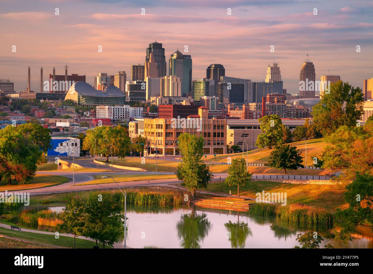 Kansas City, Missouri, États-Unis. Image de paysage urbain aérien de Kansas City au coucher du soleil d'automne. Banque D'Images