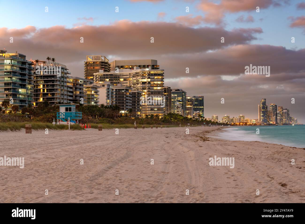 Horizon des bâtiments à Surfside Beach à Miami, États-Unis Banque D'Images