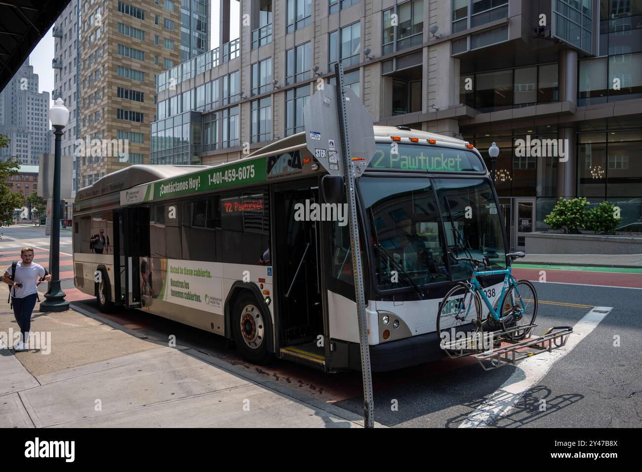 Pawtucket RIPTA bus sur Roosevelt Avenue dans le centre-ville de Pawtucket, Rhode Island RI, Etats-Unis. Banque D'Images