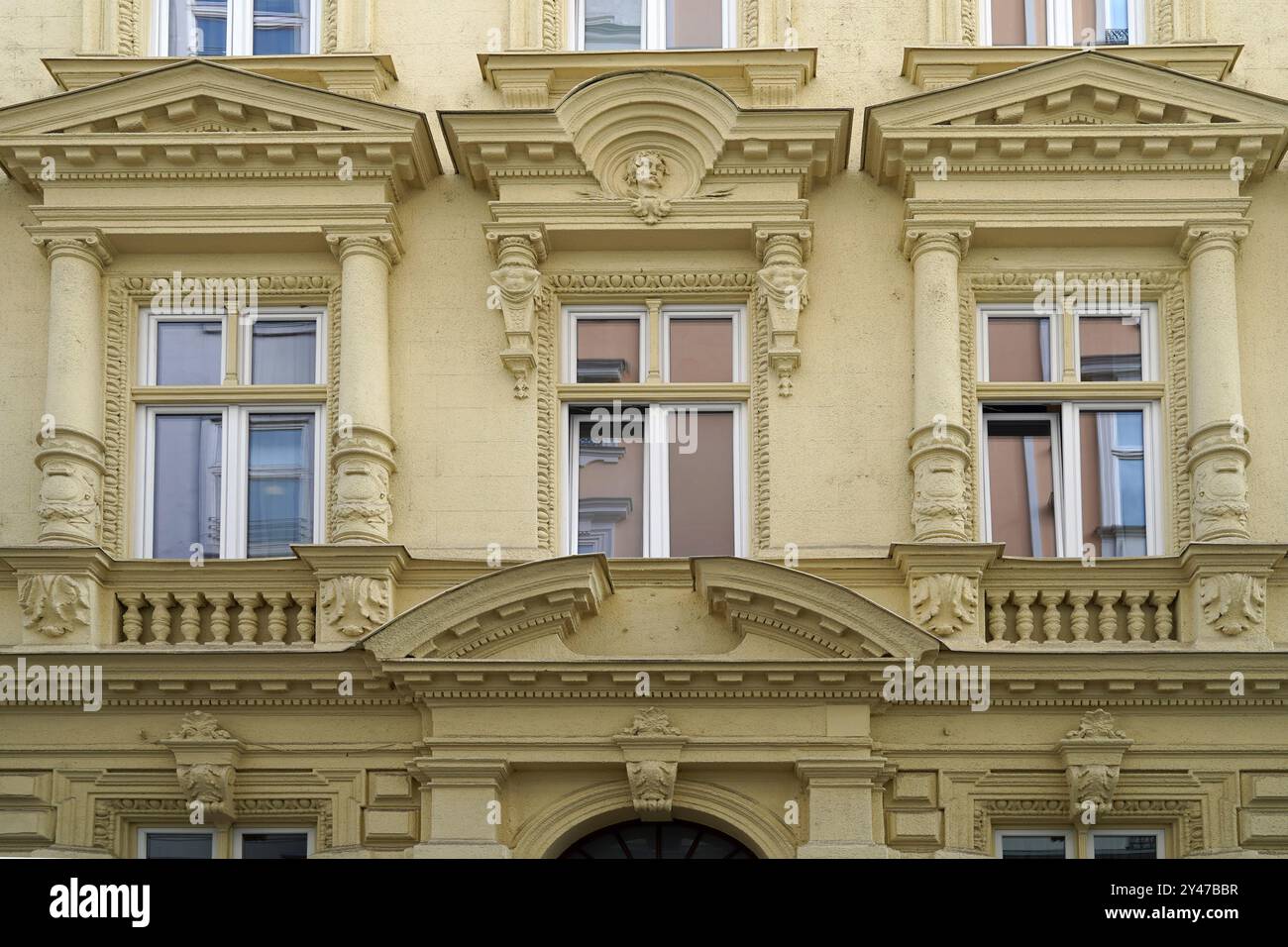 Budapest est souvent appelé le Paris de l'est, avec ses nombreux boulevards de bâtiments du XIXe siècle très décorés Banque D'Images