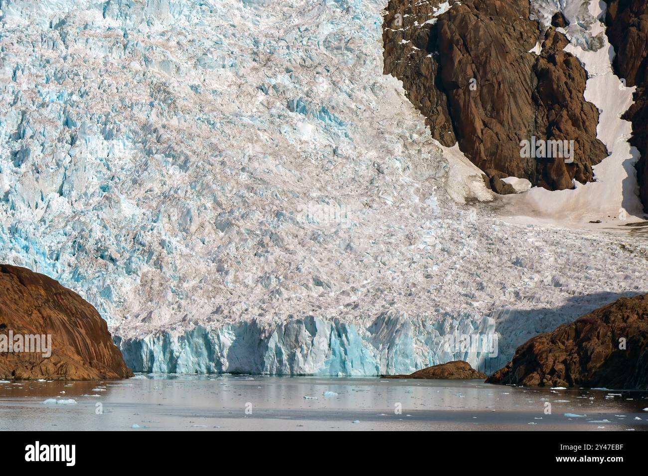 Vue panoramique sur un glacier au bord de l'eau d'un fjord dans Prince Christian Sound au Groenland Banque D'Images