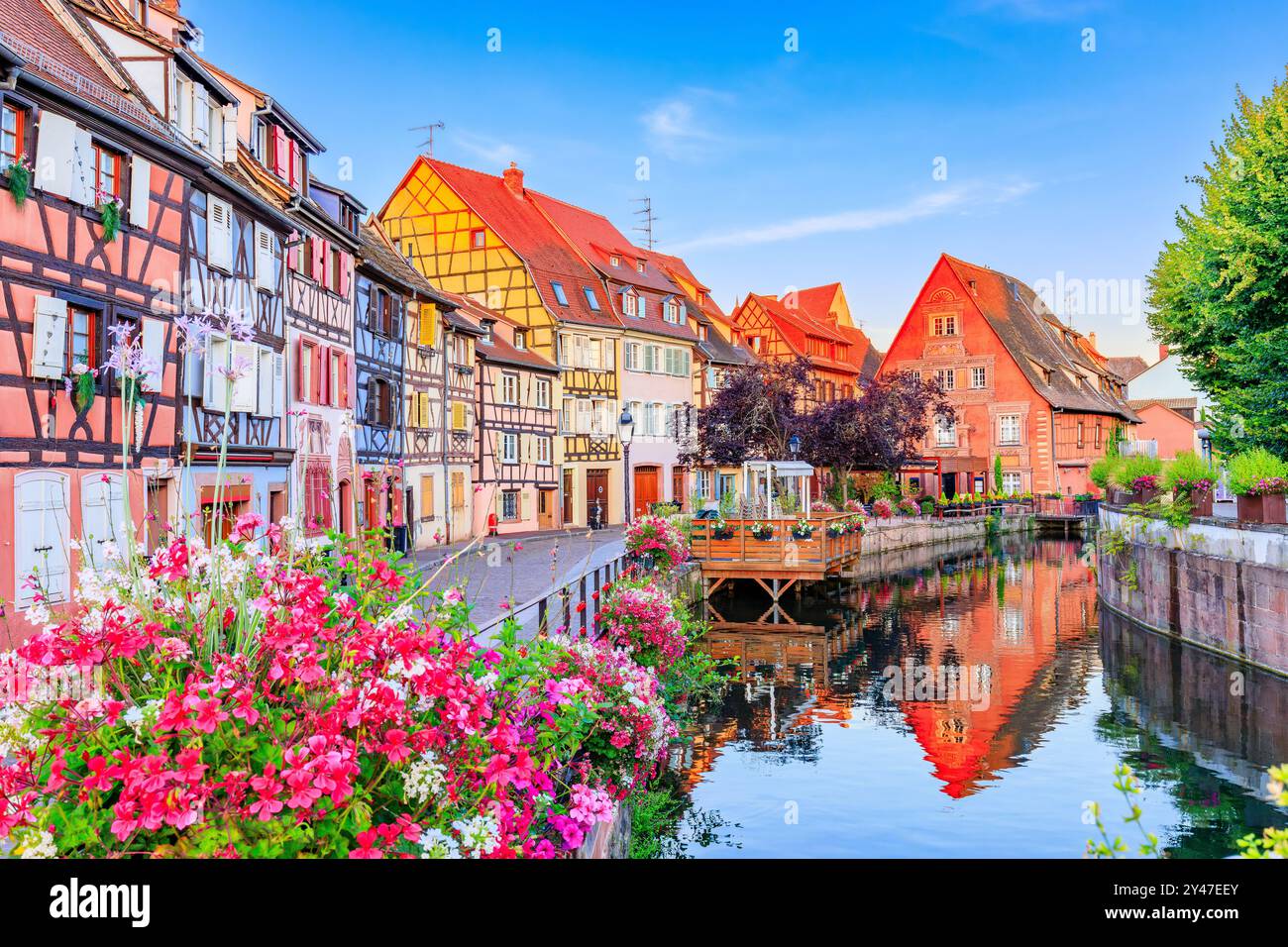 Colmar, Alsace, France. Petite Venise, canal d'eau et maisons traditionnelles à colombages. Banque D'Images