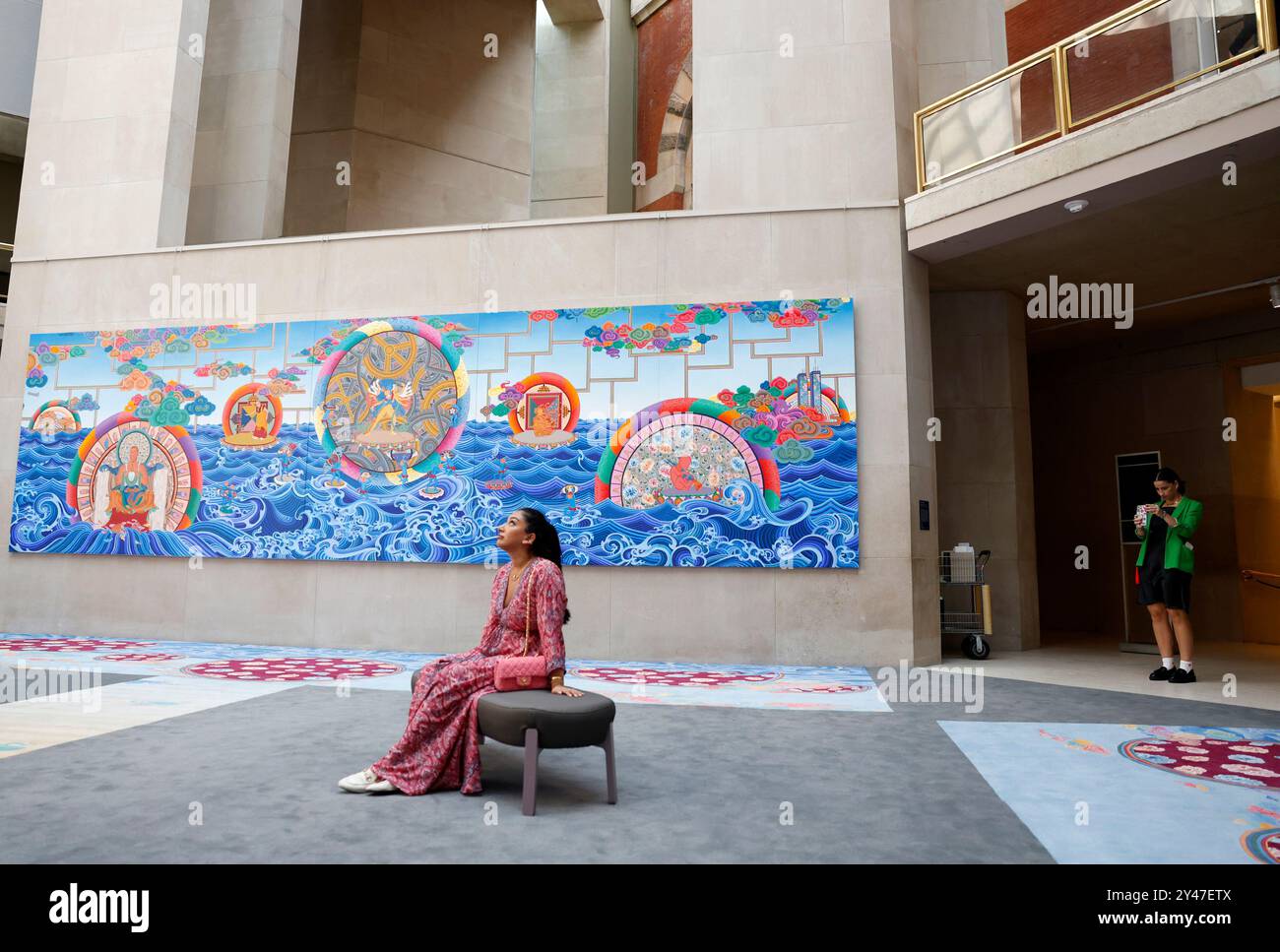 New York, États-Unis. 16 septembre 2024. Les invités visitent l'art lors d'une avant-première de presse pour le « Mandalas : cartographie de l'art bouddhiste du Tibet », une exploration des diverses images de l'art dévotionnel bouddhiste de l'Himalaya, au met Fifth Avenue le lundi 16 septembre 2024 à New York. Inaugurée le 19 septembre, l'exposition comprendra plus de 100 peintures, sculptures, textiles, costumes, armes, des instruments, et une panoplie d'objets rituels datant principalement du xie au xve siècle. Photo de John Angelillo/UPI crédit : UPI/Alamy Live News Banque D'Images