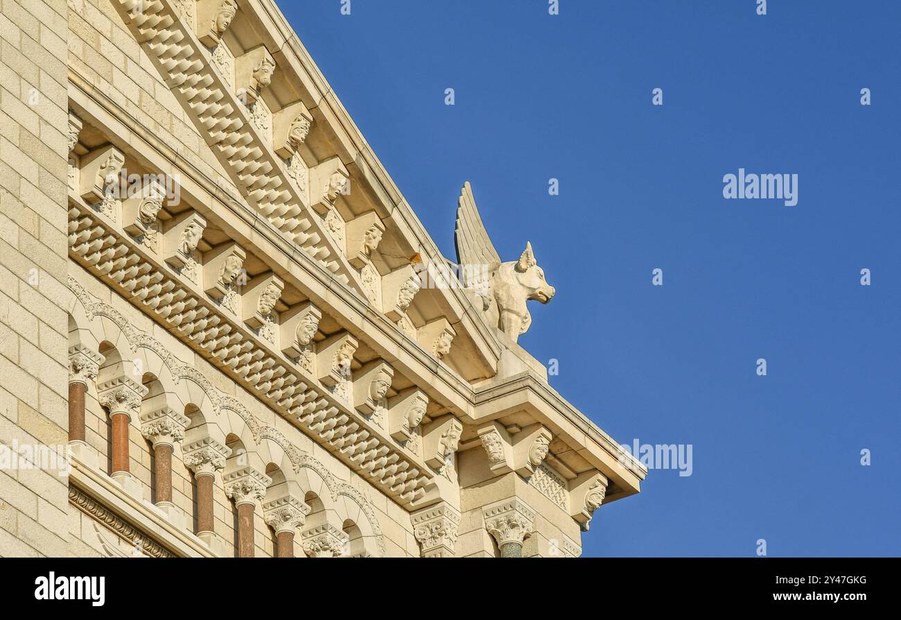 Haut de la Cathédrale notre-Dame Immaculée, avec la statue d'un taureau ailé, symbole de force et de puissance divine, Monaco, Principauté de Monaco Banque D'Images