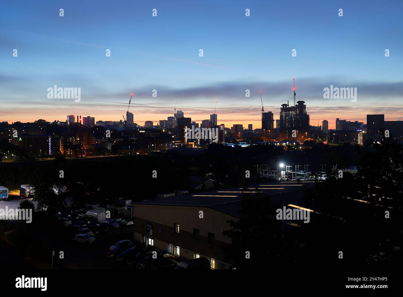 Vue sur le centre-ville de Leeds à l'aube Banque D'Images