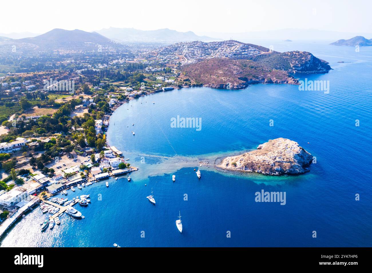 Vue aérienne de Gumusluk, Bodrum. Mugla, Turquie. Vue panoramique sur la baie de Gumusluk (Myndos). Tir par drone. Banque D'Images