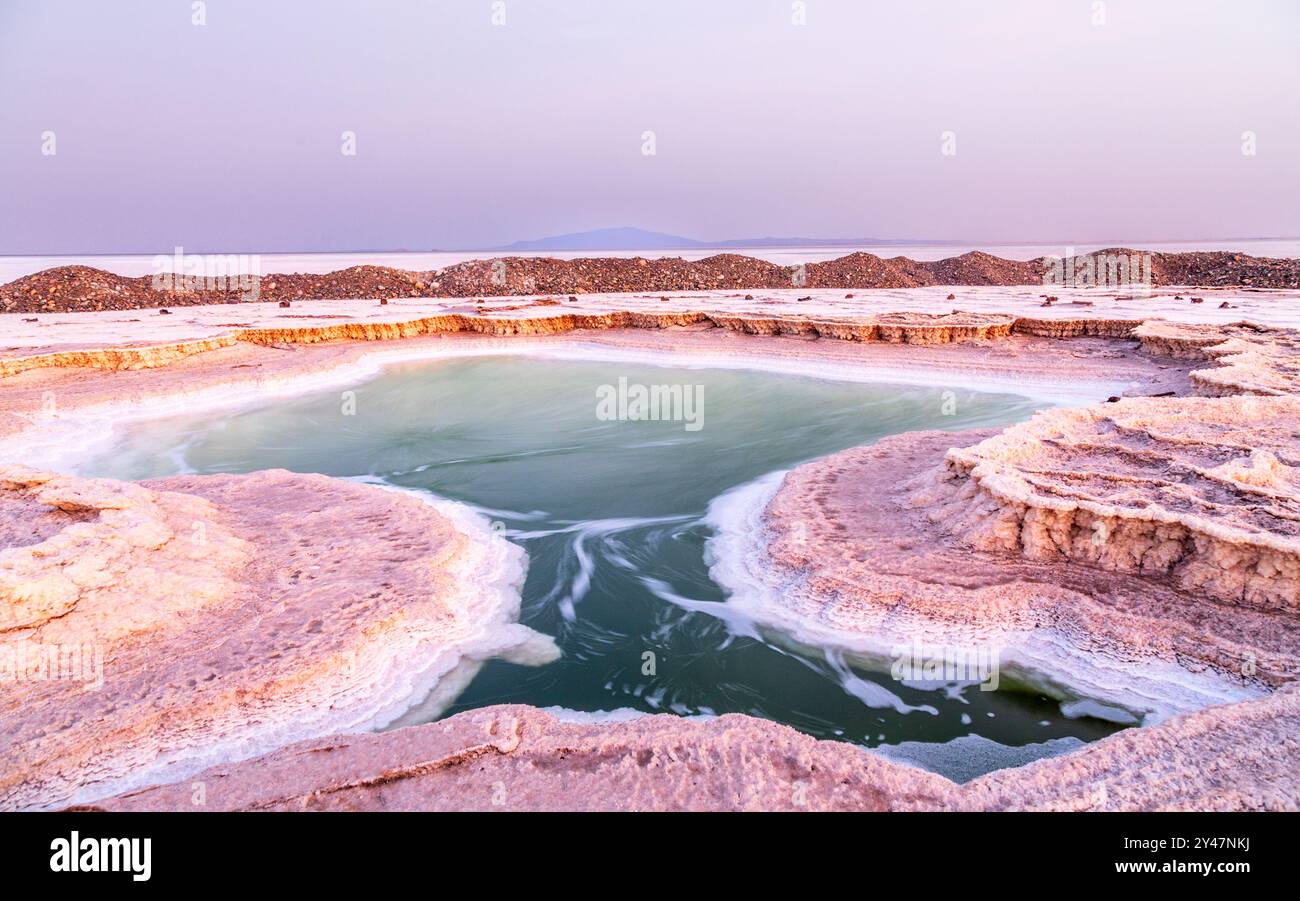 Lac Karum éthiopien, surface de source de mines de sel, désert de dépression de Danakil, région d'Afar, Ethiopie Banque D'Images