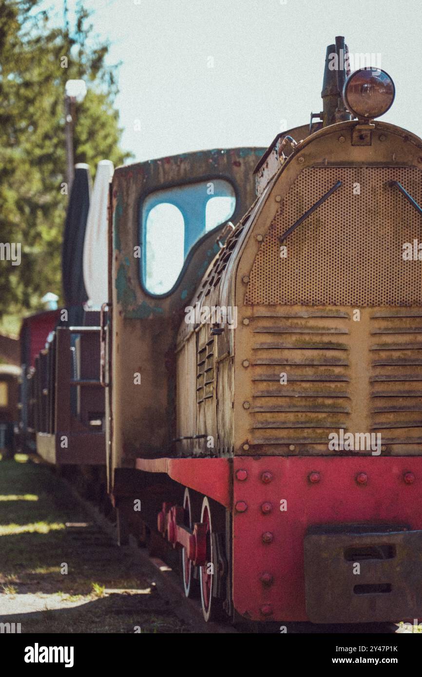 Mines et trains abandonnés contre le ciel Banque D'Images