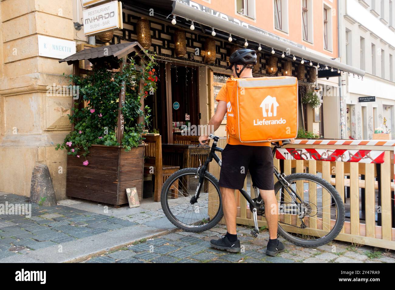 Lieferando Service de livraison livraison Street Courier Food Thermo Bag City Town District Neustadt Dresde Allemagne Europe Banque D'Images